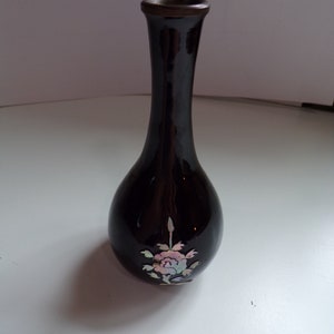Vase bourgeon vintage coréen en laque noire avec incrustation de fleurs en nacre, vase bourgeon en laiton et laque d&#39;Asie, vase floral noir
