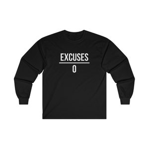 Puede incluir: Camiseta negra de manga larga con el texto blanco "EXCUSES 0". El texto está centrado, con "EXCUSES" encima de una línea y "0" debajo. La camiseta tiene cuello redondo y mangas largas.