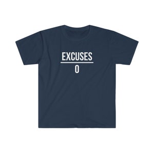 Puede incluir: Una camiseta azul marino con el texto "EXCUSES 0" impreso en blanco.