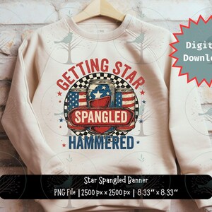 Puede incluir: Sudadera color crema con un diseño gráfico que presenta tres latas de cerveza con motivos de la bandera estadounidense, las palabras "Getting Star Spangled Hammered" y una etiqueta de descarga digital. El diseño mide 21,16 cm por 21,16 cm.