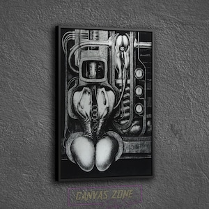 Könnte beinhalten: Eine Schwarzweißillustration einer surrealen, biomechanischen Figur vor einem metallischen, industriellen Hintergrund. Die Figur hat eine humanoide Form mit einem großen, kugeligen Kopf und einem komplexen Netzwerk aus Röhren und Drähten.