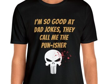 Peut inclure: T-shirt noir avec un motif de crâne blanc et le texte "I'm so good at dad jokes, they call me the Pun-isher" en lettres dorées.
