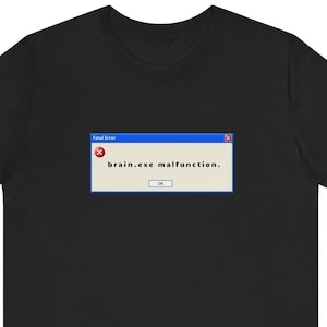 Op de afbeelding: Zwart T-shirt met een blauw en wit foutbericht dat "brain.exe malfunction." luidt. Het foutbericht is in een klassieke Windows-stijl.