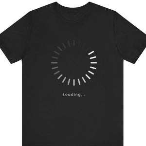Peut inclure: T-shirt noir avec une icône de chargement blanche et le texte "Loading..." imprimé sur le devant.