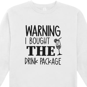以下が含まれることがあります： 「WARNING I BOUGHT THE DRINK PACKAGE」の黒い文字がプリントされた白いスウェットシャツ。 「THE」の横にはカクテルグラスのグラフィック。 このスウェットシャツはカジュアルな衣服です。