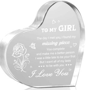 Recuerdo de corazón de acrílico con letra para novia