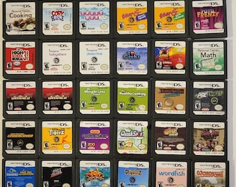 Op de afbeelding: Een verzameling van 36 Nintendo DS-spelcartridges, weergegeven in een raster van zes rijen en zes kolommen. De cartridges zijn alfabetisch gerangschikt op titel. De titels omvatten "Blastly", "Cooking", "Cory in the House", "Cross Words", "Dolphinz", "Geeks", "High School Musical 3", "Imagine Babysitters", "Imagine Detective", "Quick Spot", "Tigerz", "Untamed", "Weight Loss Coach" en "Wordfish".