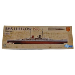 Peut inclure: Une boîte de kit de modèle rectangulaire pour le cuirassé SMS Luetzow 1916 à coque complète à l'échelle 1/700. La boîte présente une illustration technique du navire gris et rouge sur fond beige avec le texte SMS LUETZOW 1916 et la marque Takom.