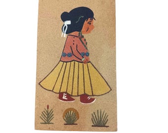 Pintura antigua de arena de un niño navajo americano con ropa tradicional, 9x5 pulgadas.