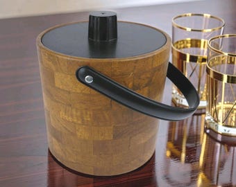 Cubitera Irvinware con acabado de madera marrón, estilo vintage retro de los años 70, ideal para bar en cueva de hombre.