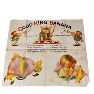Könnte beinhalten: Gefaltetes Vintage-Papier mit dem Titel "GOOD KING BANANA". Die Illustrationen zeigen Elfen, eine Banane und ein Kind. Das Papier ist zerknittert und altersbedingt vergilbt.