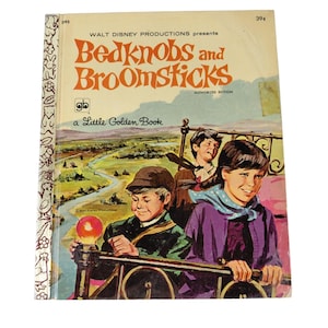 Może przedstawiać: Vintage "Bedknobs and Broomsticks" Little Golden Book. Okładka przedstawia ilustracje trojga dzieci na poręczy, z krajobrazem w tle. Tytuł książki jest pomarańczowymi literami, z tekstem "Walt Disney Productions presents" powyżej.
