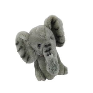 Könnte beinhalten: Ein graues Plüsch-Elefanten-Spielzeug mit großen Ohren und einem Rüssel. Der Elefant hat schwarze Markierungen auf seinen Ohren und seinem Rüssel. Das Spielzeug besteht aus weichem, flauschigem Material und hat kleine, dunkle Augen. Der Elefant ist ein Stofftier.