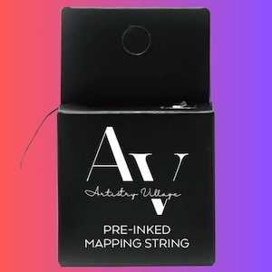 Pode incluir: Caixa preta com letras brancas que dizem "AV Artistry Village PRE-INKED MAPPING STRING".