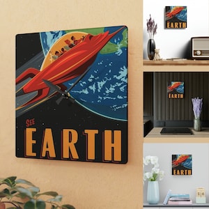 Op de afbeelding: Een zwarte en oranje klok met een raket en de woorden "See Earth" op een zwarte achtergrond. De raket vliegt over een blauwe en groene planeet.
