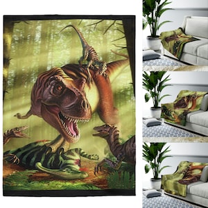 Może przedstawiać: Zielony, brązowy i czarny koc z wzorem dinozaura. Koc przedstawia dużego Tyrannosaurus Rexa z mniejszym dinozaurem na grzbiecie. Koc jest otoczony zielonym i brązowym tłem lasu.
