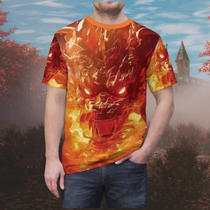 Puede incluir: Una camiseta de manga corta con un gráfico de dragón de fuego. El dragón es rojo y naranja con llamas amarillas. La camiseta es de color naranja brillante.