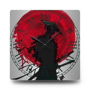 Op de afbeelding: Vierkante wandklok met een zwart silhouet van een samoerai-krijger die zwaarden vasthoudt voor een opkomende rode en witte zon. De wijzerplaat van de klok heeft Romeinse cijfers en een donkergroene rand.