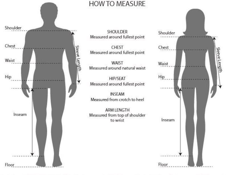 Puede incluir: Una taza de cer&aacute;mica blanca con un asa negra y el texto "But First, Coffee" en negrita negra. La taza est&aacute; sobre una superficie blanca. La taza mide aproximadamente 10 cm de alto.