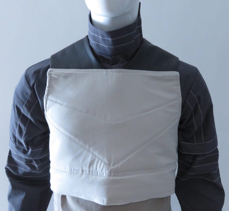 Puede incluir: Una taza de cer&aacute;mica blanca con un asa negra y el texto "But First, Coffee" en negrita negra. La taza se encuentra sobre un fondo borroso, sugiriendo un ambiente acogedor.