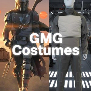 Puede incluir: Se muestran dos disfraces. A la izquierda, un detallado disfraz de Mandaloriano con casco, armadura y capa. A la derecha, un uniforme gris con un chaleco blanco sobre un maniqu&iacute;. El texto "GMG Costumes" est&aacute; superpuesto.
