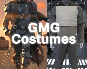 Op de afbeelding: Een gesplitste afbeelding met een personage in metalen harnas met helm en cape aan de linkerzijde, en een etalagepop in een grijs shirt met lange mouwen, een lichtgrijs borstpantser en een grijze broek aan de rechterzijde, met de tekst GMG Costumes.