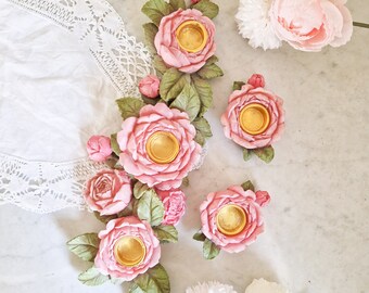 Chandelier et bougeoirs en forme de fleurs en résine