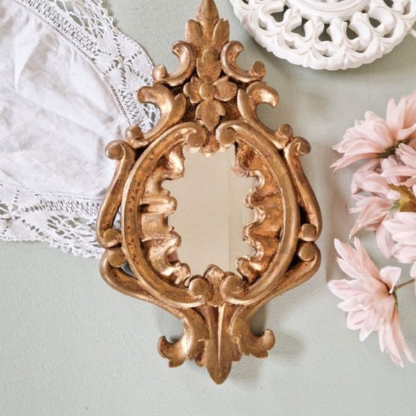 Miroir ancien en bois doré en forme de fleurs