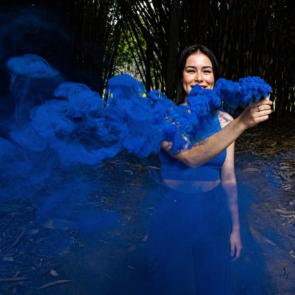 Émetteurs de fumée colorés, fusées éclairantes ou bombes pour mariages, fêtes, mannequinat, photographie et vidéographie.