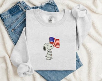 Moletom patriótico com bordado do Snoopy, inspirado nos personagens de Peanuts para o 4 de julho.