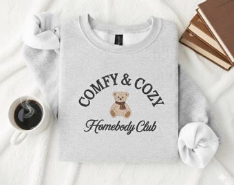 Moletom de gola redonda bordado "Comfy and Cozy Homebody Club", com estampa de ursinho de pelúcia.