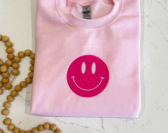 Moletom rosa retrô com gola redonda e bordado de carinha sorridente