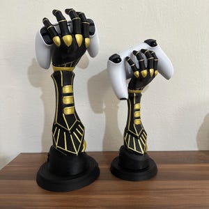 Gustave Hand Figur & PS4 - PS5 - XBox Controller Stand - Expedition 33 Sammler | 30cm-39cm Bild 3