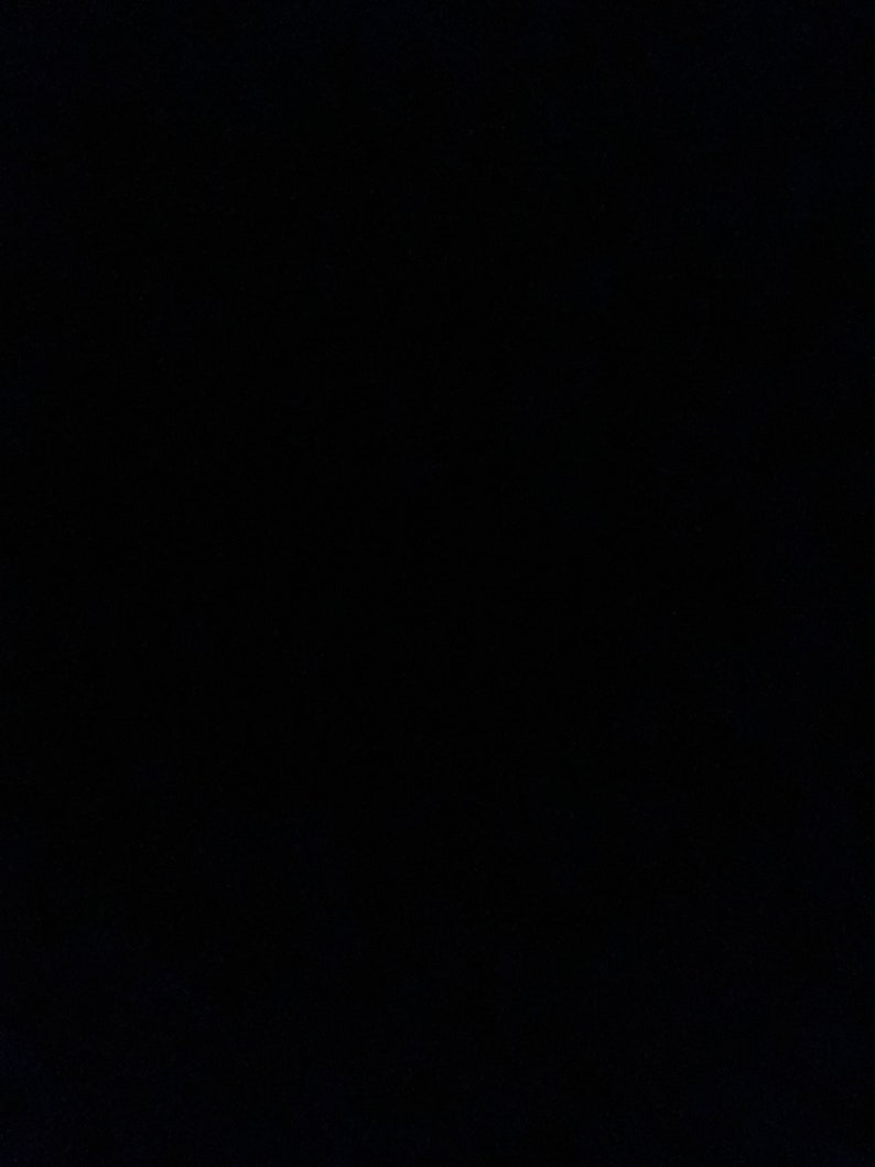 Op de afbeelding: Een zwarte achtergrond.