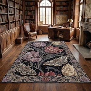 Può includere: Un tappeto rettangolare con sfondo nero e un design floreale con grandi tulipani nei toni del rosa, crema e viola. Il tappeto presenta anche due grandi illustrazioni di falene e un bordo decorativo.