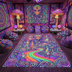Könnte beinhalten: Ein lebendiger, psychedelischer Raum mit einem farbenfrohen Teppich mit einem Regenbogenpfad, Zwergen und Pilzen. Der Raum umfasst pilzförmige Lampen, Sitzsäcke und Wandbehänge mit Alien- und Pilzdesigns. Das Farbschema wird von Lila, Orange und Grün dominiert.