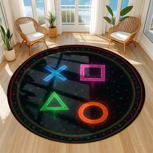 Puede incluir: Una alfombra redonda negra con un diseño de neón de una X azul, un cuadrado rosa, un triángulo verde y un círculo naranja. La alfombra tiene un borde decorativo con acentos rojos, verdes y naranjas. La alfombra está colocada sobre un suelo de madera.