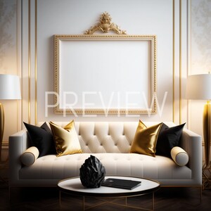 K&ouml;nnte beinhalten: Ein wei&szlig;es Sofa mit goldenen und schwarzen Kissen in einem Raum mit goldenen Verzierungen und zwei Lampen. Eine schwarze Skulptur steht auf einem runden Glastisch vor dem Sofa. Ein gro&szlig;er goldener Rahmen mit einer leeren Leinwand h&auml;ngt an der Wand &uuml;ber dem Sofa.