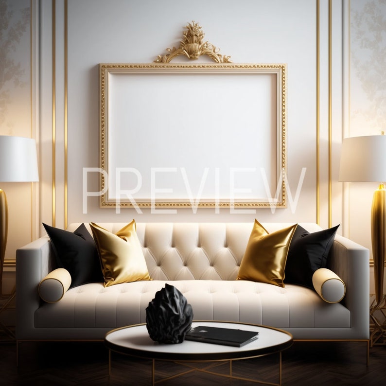 K&ouml;nnte beinhalten: Ein wei&szlig;es Sofa mit goldenen und schwarzen Kissen in einem Raum mit goldenen Verzierungen und zwei Lampen. Eine schwarze Skulptur steht auf einem runden Glastisch vor dem Sofa. Ein gro&szlig;er goldener Rahmen mit einer leeren Leinwand h&auml;ngt an der Wand &uuml;ber dem Sofa.