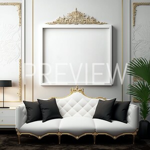 K&ouml;nnte beinhalten: Ein wei&szlig;es Sofa mit goldenen Akzenten und schwarzen Kissen steht in einem Raum mit wei&szlig;en W&auml;nden und goldenen Verzierungen. Ein gro&szlig;er, verzierter Rahmen h&auml;ngt &uuml;ber dem Sofa.