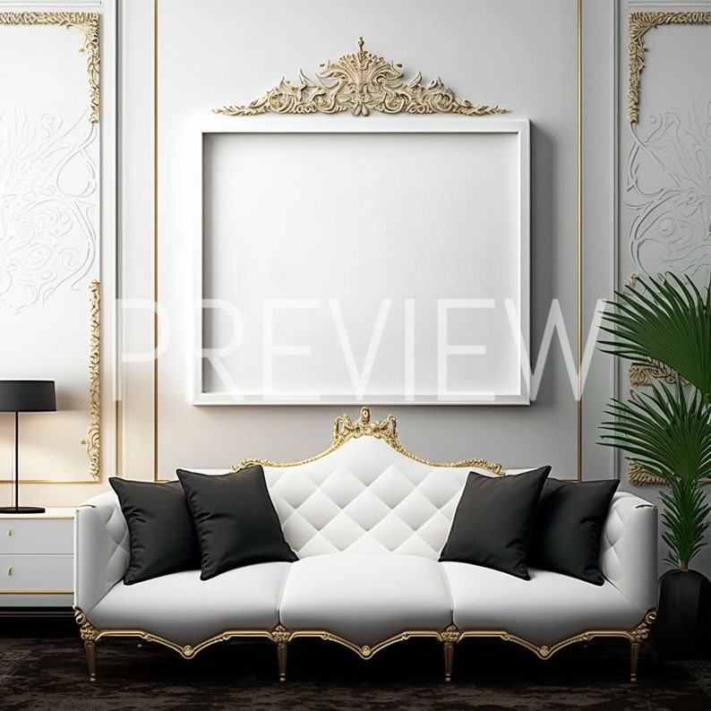 K&ouml;nnte beinhalten: Ein wei&szlig;es Sofa mit goldenen Akzenten und schwarzen Kissen steht in einem Raum mit wei&szlig;en W&auml;nden und goldenen Verzierungen. Ein gro&szlig;er, verzierter Rahmen h&auml;ngt &uuml;ber dem Sofa.