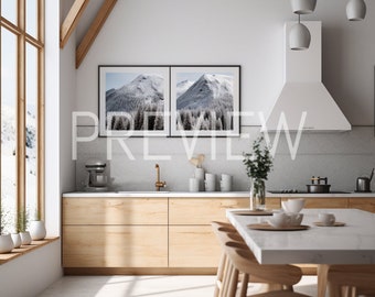 Könnte beinhalten: Eine moderne Küche mit einer weißen Dunstabzugshaube, Holzschränken und einem weißen Esstisch mit Holzstühlen. Zwei gerahmte Schwarzweißfotos von schneebedeckten Berglandschaften hängen an der Wand.