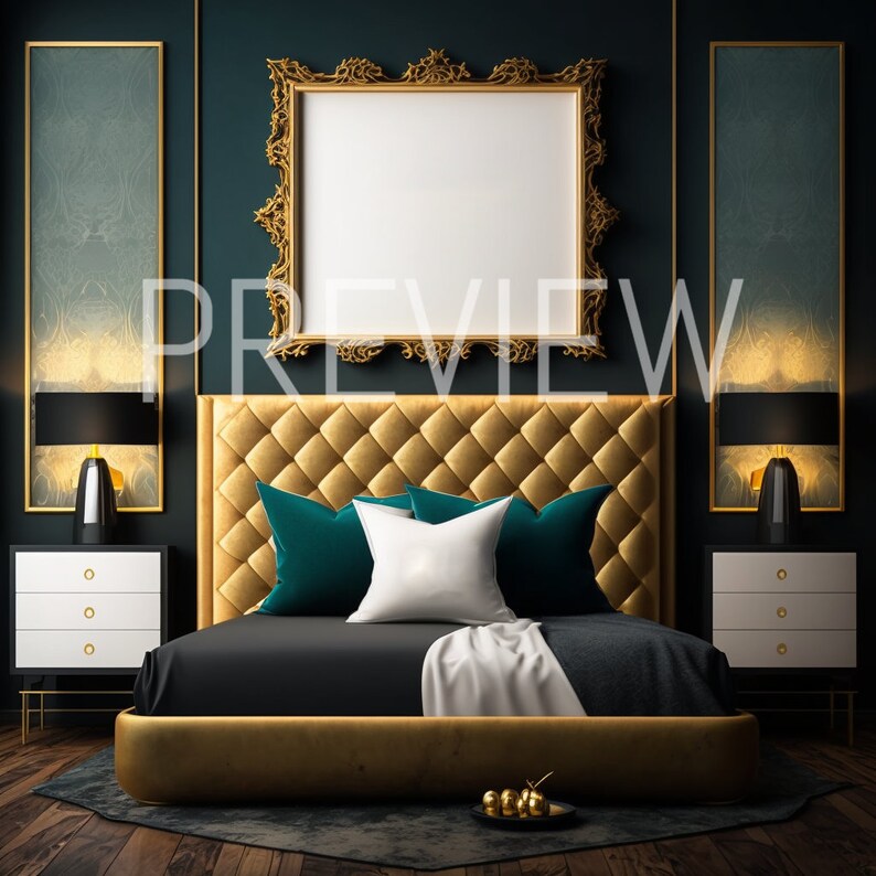 K&ouml;nnte beinhalten: Ein gold-schwarzes Schlafzimmer mit einem gro&szlig;en, gesteppten Kopfteil, einem schwarzen Bettbezug und wei&szlig;en Kissen. An den W&auml;nden befinden sich zwei goldene Spiegel und zwei schwarze Lampen auf Nachttischen.