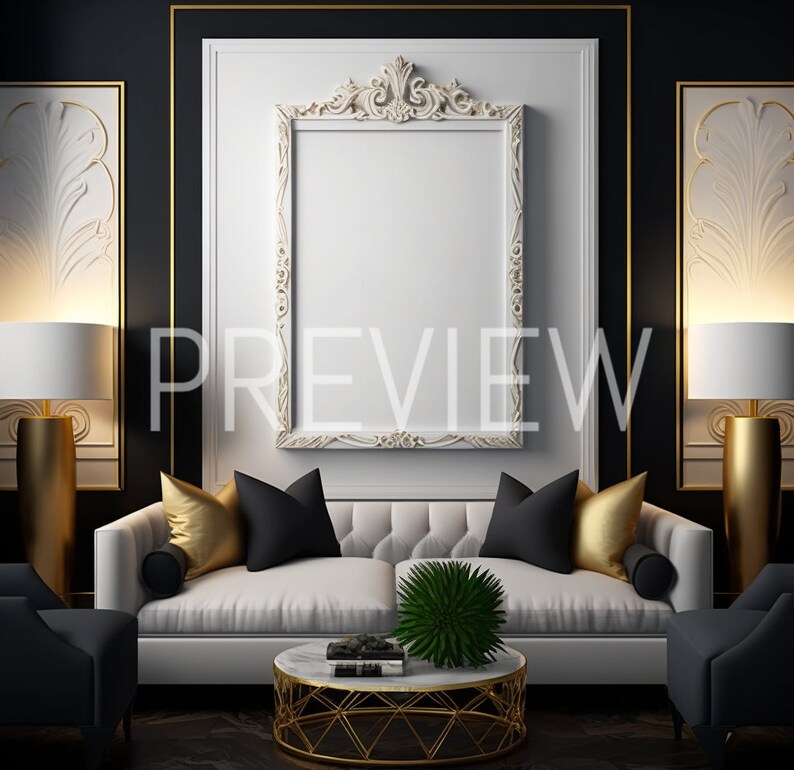 K&ouml;nnte beinhalten: Ein wei&szlig;es Sofa mit goldenen und schwarzen Kissen steht in einem Raum mit schwarzen W&auml;nden und goldenen Akzenten. Ein gro&szlig;er, verzierter Rahmen mit wei&szlig;em Hintergrund h&auml;ngt an der Wand &uuml;ber dem Sofa. Ein Couchtisch mit einem goldenen Metallgestell und einer wei&szlig;en Marmorplatte steht vor dem Sofa. Auf dem Couchtisch liegen ein Buch und eine gr&uuml;ne Pflanze. Zwei Lampen mit goldenen Sockeln und wei&szlig;en Schirmen stehen an beiden Seiten des Sofas.