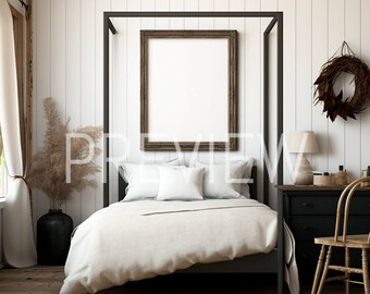 Könnte beinhalten: Schlafzimmer mit Himmelbett, weißer Bettwäsche und Kissen. Ein gerahmtes Kunstwerk hängt an der Wand. Ein schwarzer Nachttisch mit Lampe und dekorativem Kranz. Der Raum hat eine neutrale Farbpalette mit Holz- und weißen Akzenten.