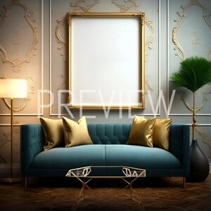 K&ouml;nnte beinhalten: Ein blaues Samtsofa in Teal mit goldenen Kissen steht in einem Raum mit verzierten goldenen Verzierungen und einem gro&szlig;en goldenen gerahmten Bild dar&uuml;ber. Ein kleiner goldener Couchtisch aus Glas steht vor dem Sofa.