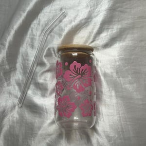 Pink Hibiscus flower 16 oz glass cup, flower lover, pink, clear glass with lid and glass straw