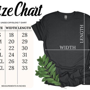 K&ouml;nnte beinhalten: Ein dunkelgraues Unisex-Dryblend-T-Shirt mit einer Gr&ouml;&szlig;entabelle. Die Tabelle zeigt die Ma&szlig;e in Zoll f&uuml;r Breite und L&auml;nge, von Gr&ouml;&szlig;e S (45,7 cm Breite, 71,1 cm L&auml;nge) bis 3XL (71,1 cm Breite, 83,8 cm L&auml;nge).