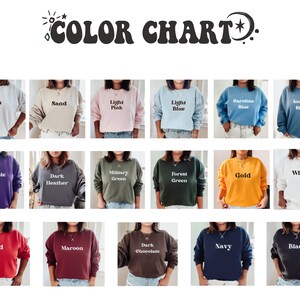 K&ouml;nnte beinhalten: Eine Farbkarte mit verschiedenen Rundhals-Sweatshirts in verschiedenen Farben. Zu den Farben geh&ouml;ren Ash, Sand, Light Pink, Light Blue, Carolina Blue, Indigo Blue, Purple, Dark Heather, Military Green, Forest Green, Gold, White, Red, Maroon, Dark Chocolate, Navy und Black.