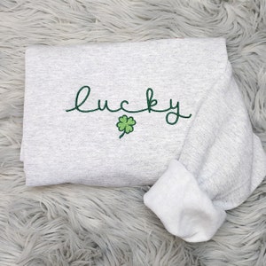 Sudadera Lucky Shamrocks bordada - Elegante sudadera unisex del Día de San Patricio ideal para hombres y mujeres sudadera o sudadera con capucha